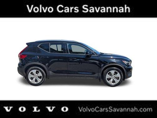 2022 Volvo XC40 T5 Momentum