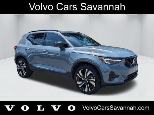 Thunder Gray Metallic 2023 Volvo XC40 B5 Plus Dark Theme