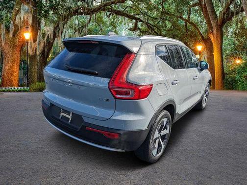 2025 Volvo XC40 B5 Core Bright Theme