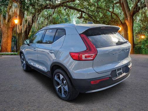 2025 Volvo XC40 B5 Core Bright Theme