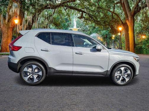 2025 Volvo XC40 B5 Core Bright Theme