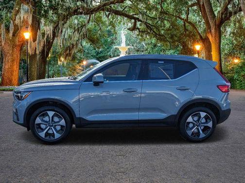 2025 Volvo XC40 B5 Core Bright Theme