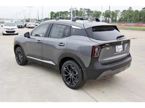 2025 Nissan Kicks SR