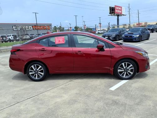 Scarlet Ember 2025 Nissan Versa 1.6 SV