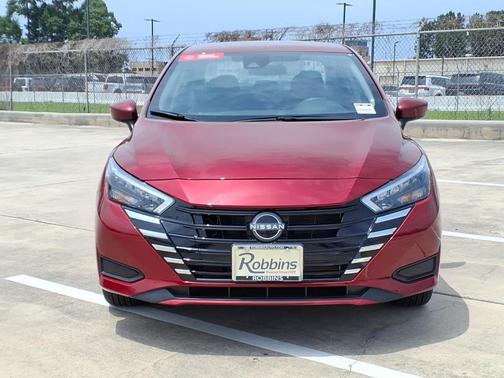 Scarlet Ember 2025 Nissan Versa 1.6 SV