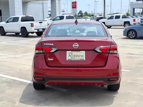 Scarlet Ember 2025 Nissan Versa 1.6 SV