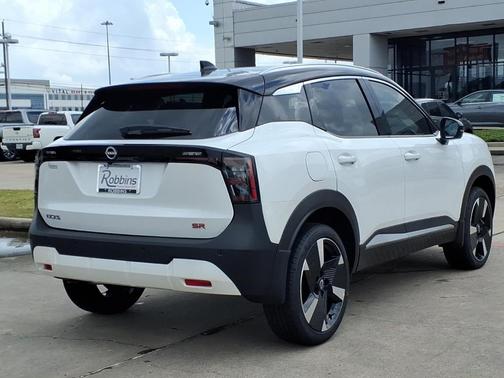 2t Wht Blk Roof 2026 Nissan Kicks SR