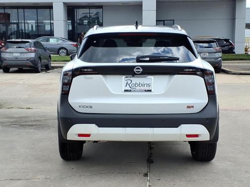 2t Wht Blk Roof 2026 Nissan Kicks SR
