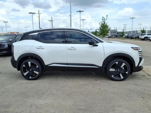 2t Wht Blk Roof 2026 Nissan Kicks SR