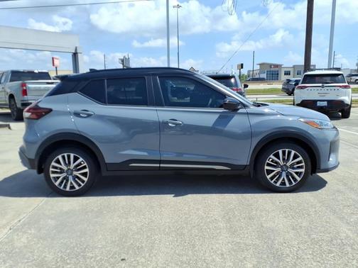Boulder Gray Metallic 2024 Nissan Kicks SR