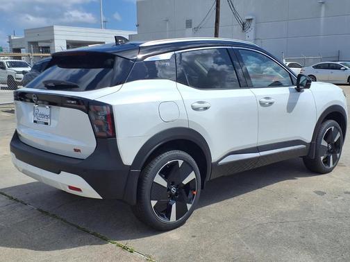 2t Wht Blk Roof 2026 Nissan Kicks SR