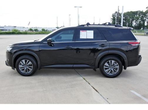 2022 Nissan Pathfinder SV