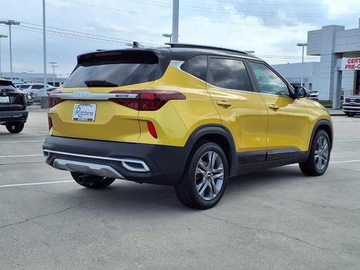 Starbright Yellow / Black Roof 2022 Kia Seltos S