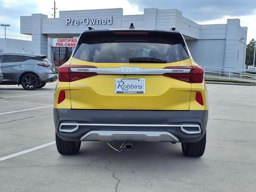Starbright Yellow / Black Roof 2022 Kia Seltos S
