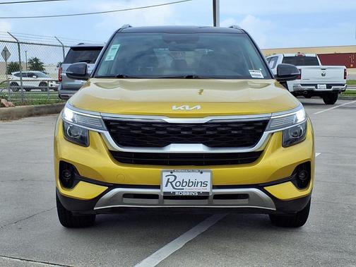 Starbright Yellow / Black Roof 2022 Kia Seltos S