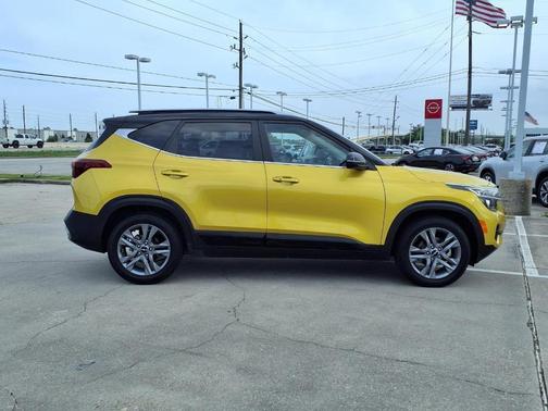 Starbright Yellow / Black Roof 2022 Kia Seltos S