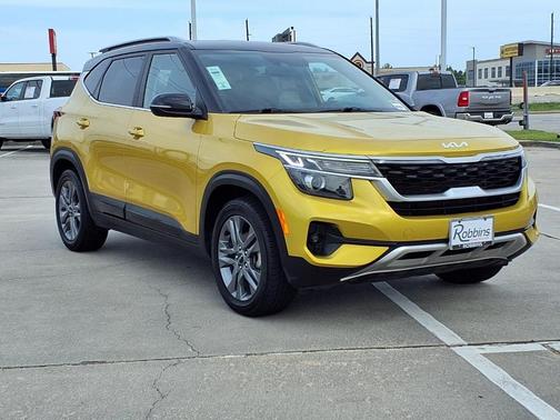 Starbright Yellow / Black Roof 2022 Kia Seltos S