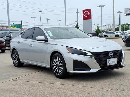 Brilliant Silver Metallic 2024 Nissan Altima 2.5 SV