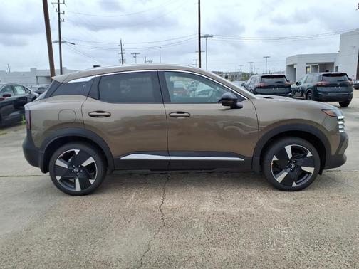Canyon Bronze M 2026 Nissan Kicks SR