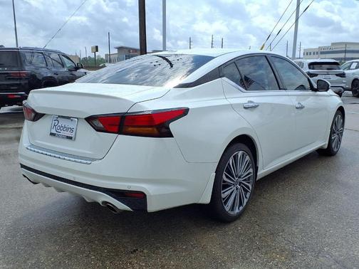White 2023 Nissan Altima 2.5 SL