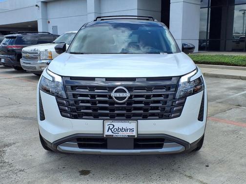 White / Black 2026 Nissan Pathfinder Platinum
