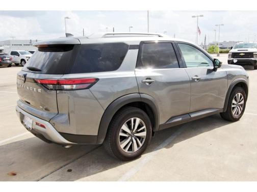 2025 Nissan Pathfinder SL