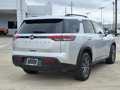 2022 Nissan Pathfinder SV