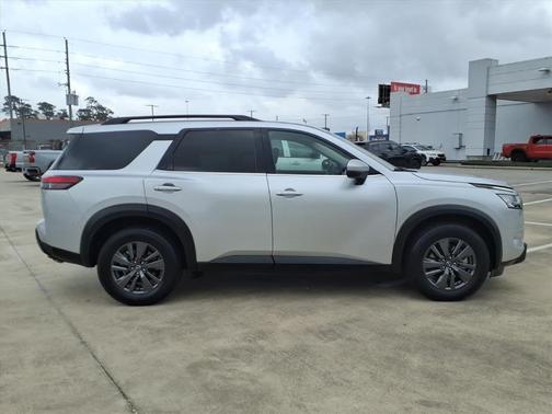 2022 Nissan Pathfinder SV