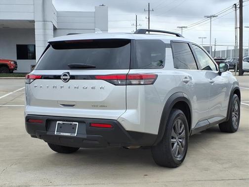 2022 Nissan Pathfinder SV