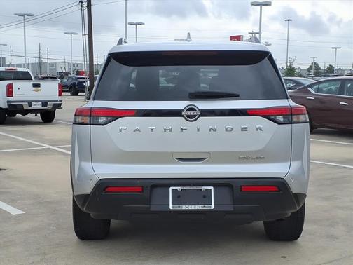 2022 Nissan Pathfinder SV