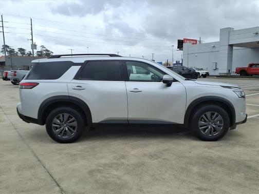 2022 Nissan Pathfinder SV
