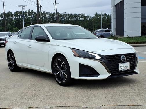 Glacier White 2023 Nissan Altima 2.5 SR