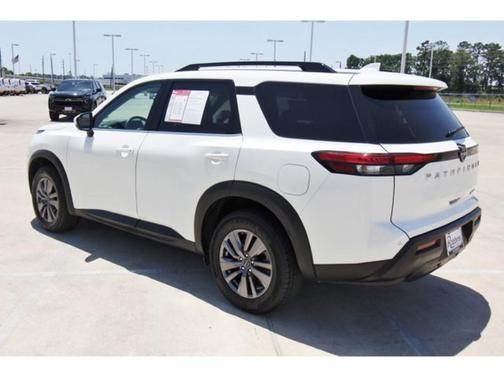 2023 Nissan Pathfinder SV