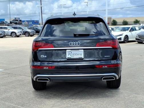 Mythos Black Metallic 2024 Audi Q5 45 S line quattro Premium