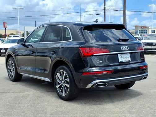 Mythos Black Metallic 2024 Audi Q5 45 S line quattro Premium