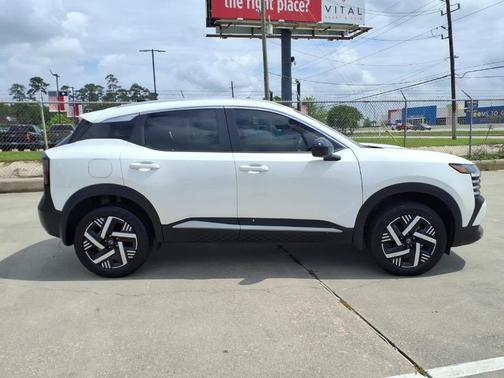Aspen White Tri 2026 Nissan Kicks SV