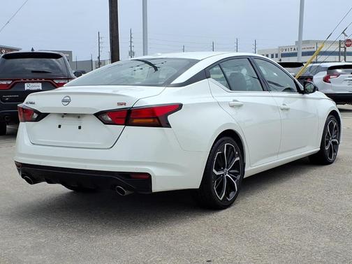 Glacier White 2023 Nissan Altima 2.5 SR