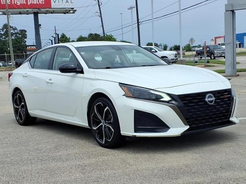 Glacier White 2023 Nissan Altima 2.5 SR