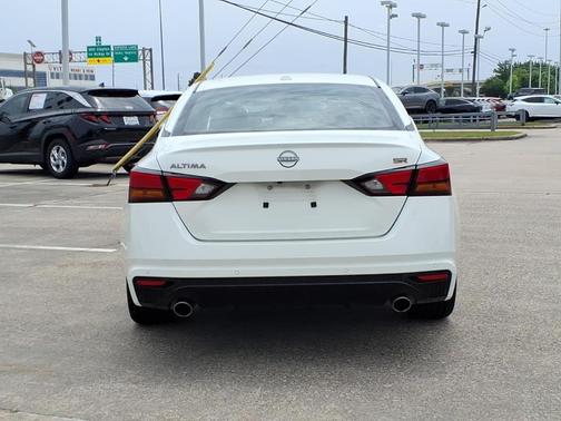 Glacier White 2023 Nissan Altima 2.5 SR
