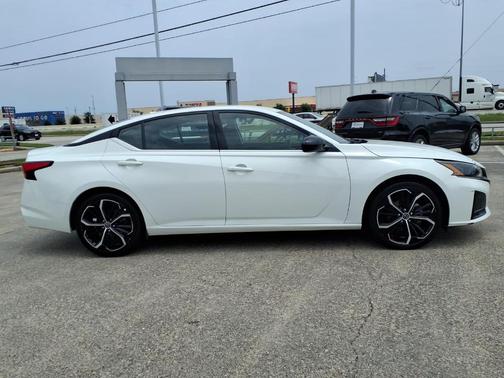 Glacier White 2023 Nissan Altima 2.5 SR