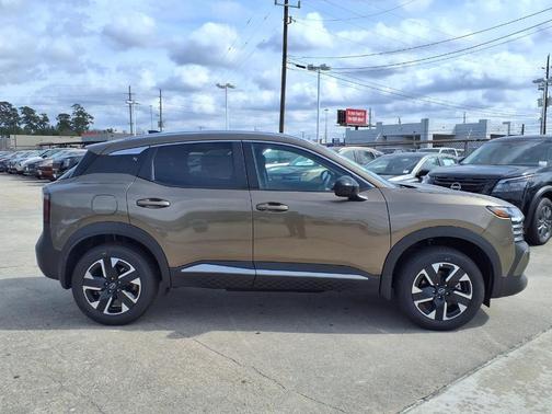 Canyon Bronze M 2026 Nissan Kicks SV