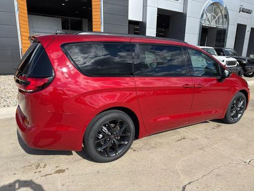 Red Hot Pearlcoat 2027 Chrysler Pacifica Limited