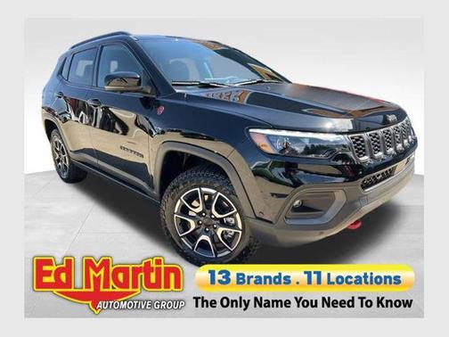 Diamond Black Crystal Pearlcoat 2024 Jeep Compass Trailhawk