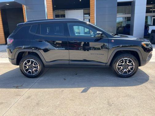 Diamond Black Crystal Pearlcoat 2024 Jeep Compass Trailhawk