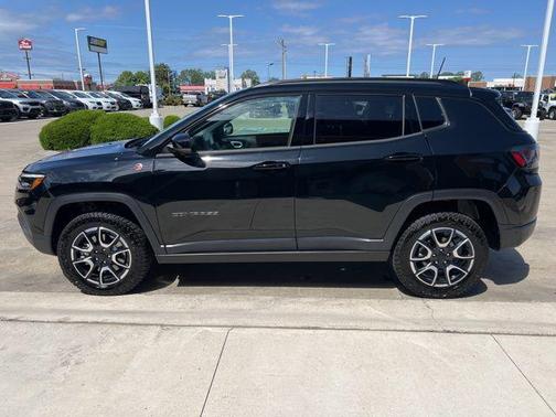 Diamond Black Crystal Pearlcoat 2024 Jeep Compass Trailhawk