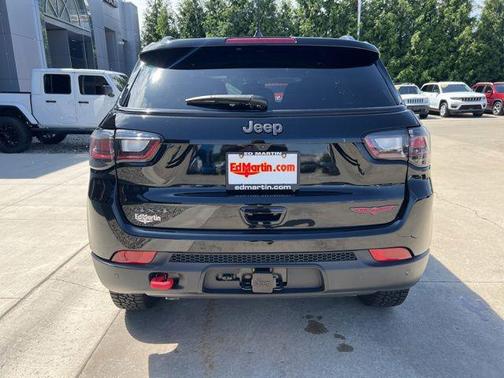 Diamond Black Crystal Pearlcoat 2024 Jeep Compass Trailhawk