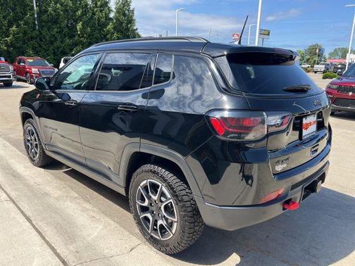 Diamond Black Crystal Pearlcoat 2024 Jeep Compass Trailhawk