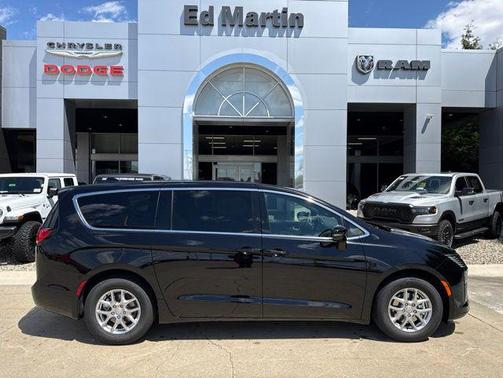 Diamond Black Crystal Pearlcoat 2027 Chrysler Pacifica L