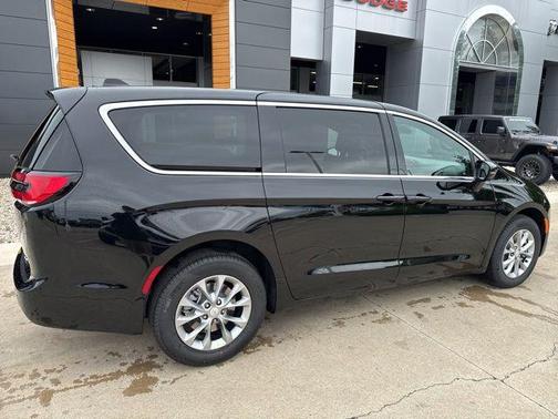 Diamond Black Crystal Pearlcoat 2027 Chrysler Pacifica L