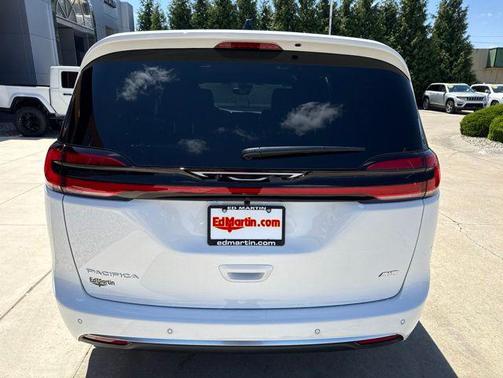 Bright White Clearcoat 2027 Chrysler Pacifica L